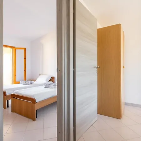 Anna's - Paradise By The Sea